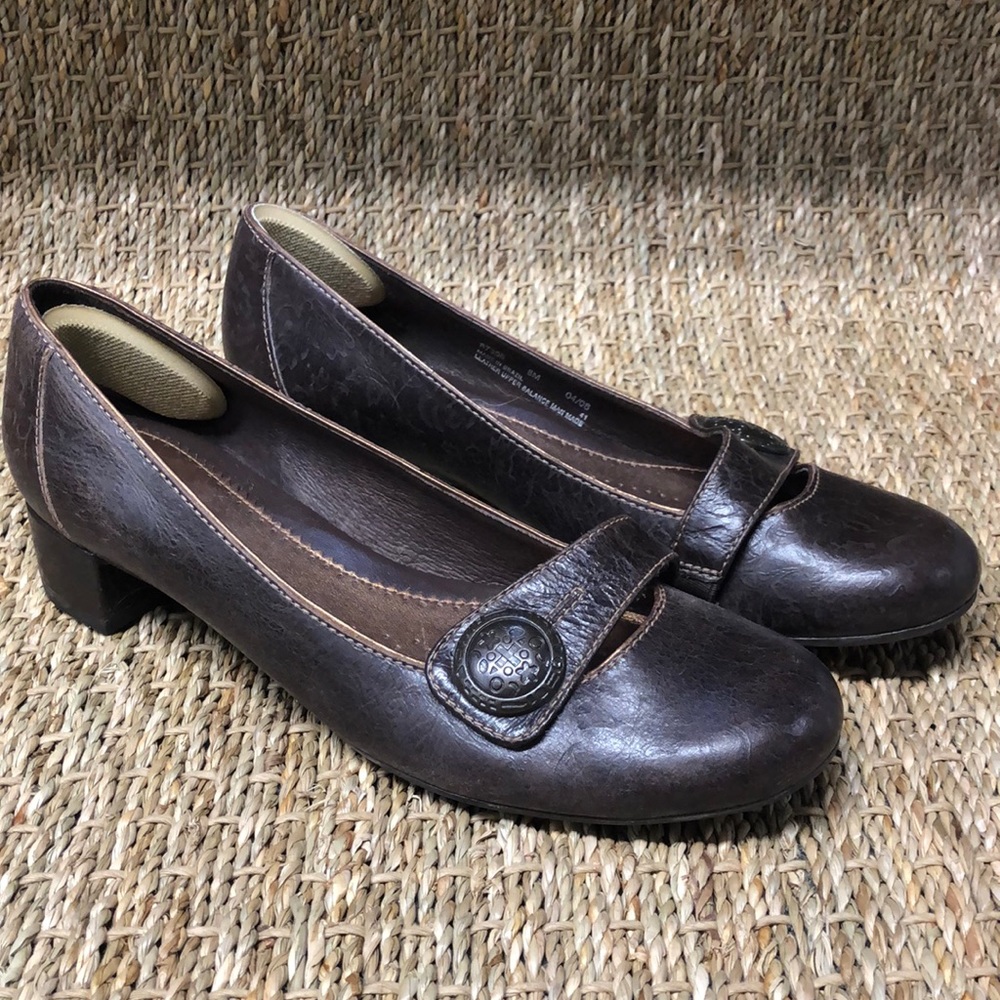 Clarks Artisan embossed heel. Slightly metallic brown. Size 8.